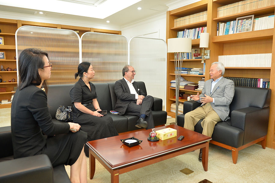Wu Shicun Meets with Bernard Dewit, Chairman of the Belgian-Chinese Chamber of Commerce (BCECC), and His Delegation