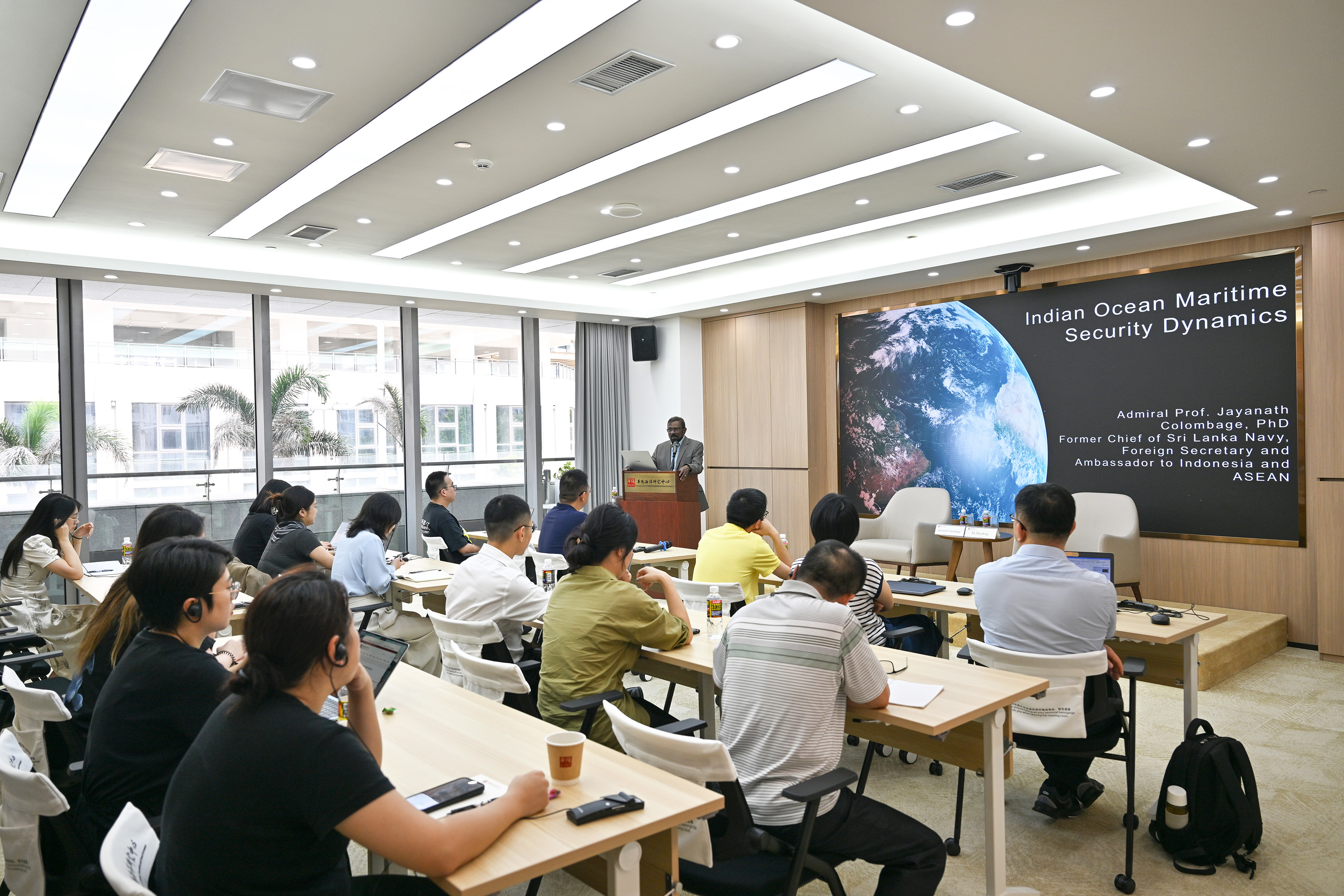 Eighteenth Huayang Talk Held in Haikou