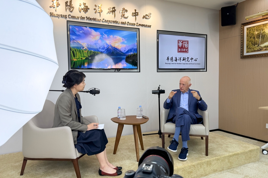 American Scholars participated in Huayang Interview program