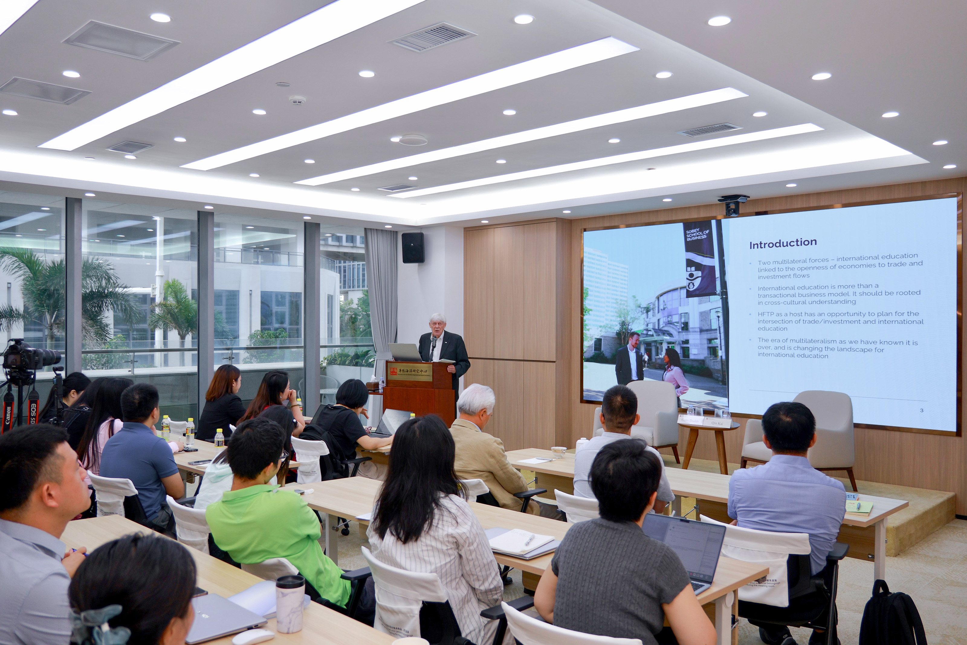The 25th  Huayang Talk Held in Haikou